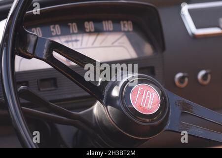 SANTA MARIA CAPUA VETERE, ITALIA - 17 ottobre 2021: Cabina interna vettura compatta italiana Fiat 500, volante fiat 500. Caserta, Italia, 17 ottobre 202 Foto Stock