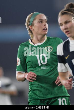 Helsinki, Finlandia. 26 ottobre 2021. Helsinki, Finlandia, 27 ottobre 2021: Denise o'Sullivan (10 Irlanda) in azione durante la partita di calcio della Coppa del mondo delle donne FIFA UEFA tra Finlandia e Repubblica d'Irlanda allo Stadio Olimpico di Helsinki a Helsinki in Finlandia. Michael o'Shea/SPP Credit: SPP Sport Press Photo. /Alamy Live News Foto Stock