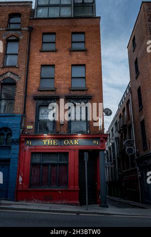 DUBLINO, IRLANDA - 04 aprile 2021: Una foto verticale della Oak in Dame Street, Dublino, Irlanda Foto Stock