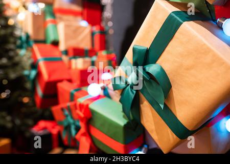 Confezioni regalo con nastri di diversi colori Foto Stock