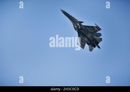 Kashmir, India. 27 ottobre 2021. Un jet da combattimento dell'aeronautica indiana si esibisce durante una rievocazione dell'atterraggio dell'esercito indiano nel 1947 a Srinagar, presso la stazione dell'aeronautica indiana alla periferia di Srinagar. Credit: SOPA Images Limited/Alamy Live News Foto Stock