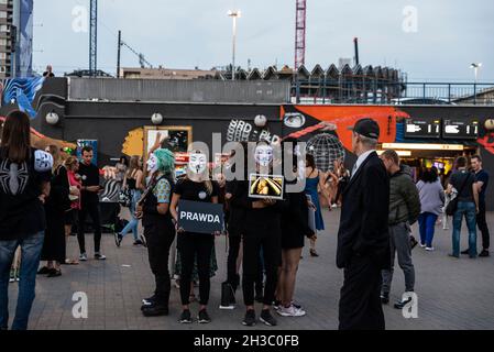 Varsavia, Polonia - 2 settembre 2018: Individui che appaiono in pubblico come anonimi, indossando maschere Guy Fawkes segnalazione di abuso di animali a Varsavia, Polonia Foto Stock