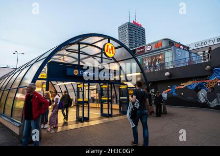 Varsavia, Polonia - 2 settembre 2018: Ingresso di una stazione della metropolitana chiamata Centrum con la gente intorno a Varsavia, Polonia Foto Stock