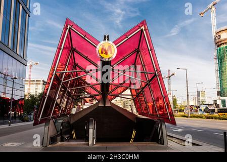 Varsavia, Polonia - 2 settembre 2018: Ingresso alla stazione della metropolitana di Varsavia, Polonia Foto Stock