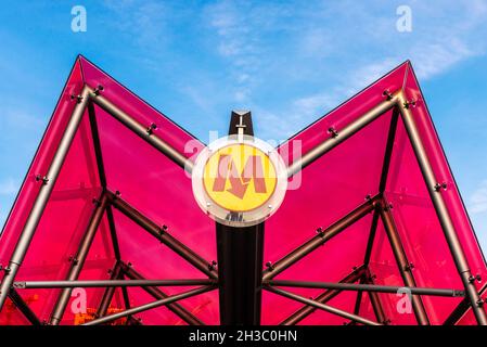 Varsavia, Polonia - 2 settembre 2018: Ingresso alla stazione della metropolitana di Varsavia, Polonia Foto Stock