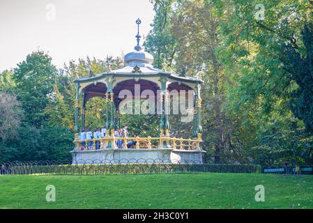 Padiglione nel Parco Queen Astrid nella storica città di Bruges in una soleggiata giornata autunnale. Foto Stock