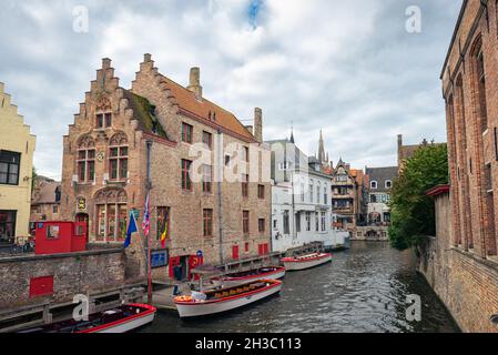 Centro della città storica di Bruges. Molte gite in barca partono da qui per una gita sui canali della città. Foto Stock
