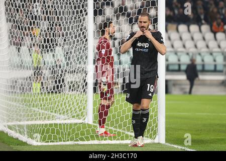 Torino, 27 ottobre 2021. Leonardo Bonucci della Juventus reagisce dopo aver perso la possibilità di segnare durante la serie Una partita allo Stadio Allianz di Torino. Il credito d'immagine dovrebbe essere: Jonathan Moscrop / Sportimage Foto Stock