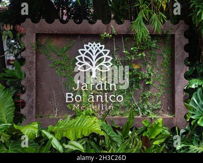 Medellin, Antioquia, Colombia - Settembre 12 2021: Segno del Giardino Botanico della Città circondato da alberi e piante in un giorno di sole Foto Stock