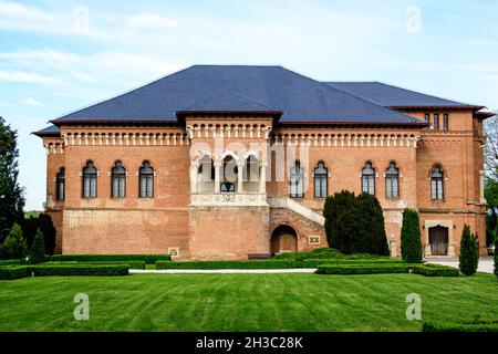 Vecchio edificio storico a Palazzo Mogosoaia (Palatul Mogosoaia) vicino al lago e al parco, un'attrazione fine settimana vicino a Bucarest, Romania, in una sp soleggiata Foto Stock