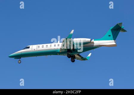 Learjet 45 gestito da Ryanair (REG: M-ABGV) sulla pista 31 delle finali. Foto Stock