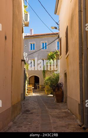 Case in una tranquilla strada residenziale nel centro storico medievale della città di Krk sull'isola di Krk nella contea di Primorje-Gorski Kotar della Croazia occidentale Foto Stock