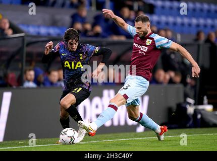 Bryan Gil di Tottenham Hotspur (a sinistra) e Erik Pieters di Burnley combattono per la palla durante la partita del quarto turno della Coppa Carabao a Turf Moor, Burnley. Data foto: Mercoledì 27 ottobre 2021. Foto Stock