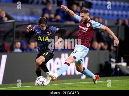 Bryan Gil di Tottenham Hotspur (a sinistra) e Erik Pieters di Burnley combattono per la palla durante la partita del quarto turno della Coppa Carabao a Turf Moor, Burnley. Data foto: Mercoledì 27 ottobre 2021. Foto Stock
