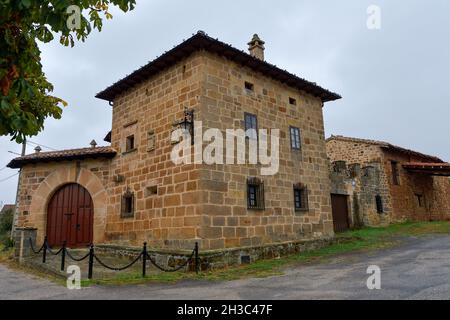 Architettura civile medievale in Cantabria Foto Stock