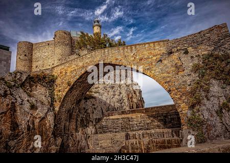 Architettura civile medievale in Cantabria Foto Stock