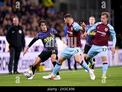 Bryan Gil di Tottenham Hotspur (a sinistra) e Erik Pieters di Burnley combattono per la palla durante la partita del quarto turno della Coppa Carabao a Turf Moor, Burnley. Data foto: Mercoledì 27 ottobre 2021. Foto Stock