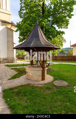 Pozzo, punto di presa d'acqua al monastero di Capriana, uno dei più antichi in Moldavia. Capriana, Repubblica di Moldavia. Foto Stock