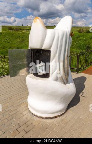 Scultura in cigno, corpo del pozzo, punto di presa d'acqua. Iurievca, Gagauzja, Repubblica di Moldavia. Foto Stock