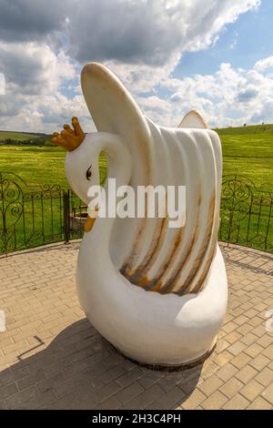 Scultura in cigno, corpo del pozzo, punto di presa d'acqua. Iurievca, Gagauzja, Repubblica di Moldavia. Foto Stock
