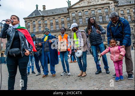 Amsterdam, Paesi Bassi. 27 ottobre 2021. Una donna sudanese ha visto fare discorsi durante la manifestazione.i sudanesi che vivono nei Paesi Bassi si sono riuniti in Piazza Dam nel centro della città di Amsterdam per protestare contro il colpo di stato militare in Sudan. Lunedì il leader del colpo di stato Gen Abdel Fattah Burhan sciolse il governo civile, arrestò i leader politici e chiamò lo stato di emergenza. Un gran numero di manifestanti si trova nelle strade della capitale che chiede il ritorno del dominio civile. Credit: SOPA Images Limited/Alamy Live News Foto Stock