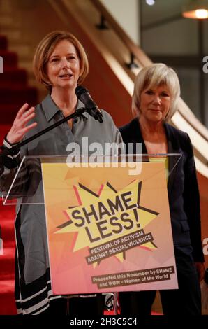 Julia Gillard (a sinistra), ex primo ministro dell'Australia, parla come Jude Kelly, CEO della WOW Foundation, guarda avanti durante un ricevimento per 'senza tetto! Festival' alla Wellcome Collection, Londra. Data foto: Mercoledì 27 ottobre 2021. Foto Stock