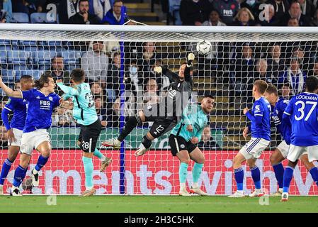 Leicester, Regno Unito. 27 ottobre 2021. Danny Ward #12 di Leicester City fa un Fingertip salvare a Leicester, Regno Unito il 10/27/2021. (Foto di Mark Cosgrove/News Images/Sipa USA) Credit: Sipa USA/Alamy Live News Foto Stock