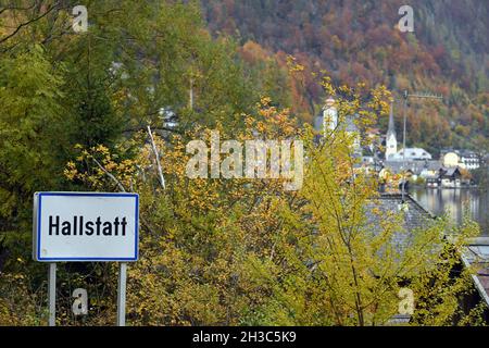 Hallstatt am Hallstätter See im Herbst, Österreich, Europa - Hallstatt sul Lago di Hallstatt in autunno, Austria, Europa Foto Stock