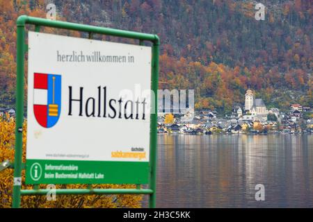 Hallstatt am Hallstätter See im Herbst, Österreich, Europa - Hallstatt sul Lago di Hallstatt in autunno, Austria, Europa Foto Stock