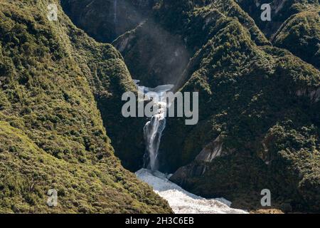 Cascata vicino pala piatta sotto il Monte Liverpool, Nuova Zelanda Foto Stock