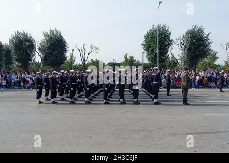 Salonicco, Grecia - Ottobre 28 2019: OXI Day Parata del personale della Marina greca. marcia militare ellenica durante la festa nazionale, con la folla frequentante. Foto Stock