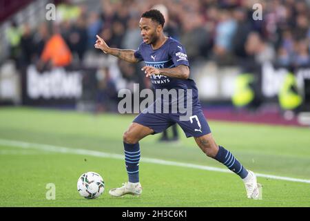 Londra, Regno Unito. 27 ottobre 2021. Raheem Sterling di Manchester City durante il round EFL della Coppa Carabao del 16 tra West Ham United e Manchester City al London Stadium, Queen Elizabeth Olympic Park, Londra, Inghilterra, il 27 ottobre 2021. Foto di Salvio Calabrese. Solo per uso editoriale, licenza richiesta per uso commerciale. Nessun utilizzo nelle scommesse, nei giochi o nelle pubblicazioni di un singolo club/campionato/giocatore. Credit: UK Sports Pics Ltd/Alamy Live News Foto Stock