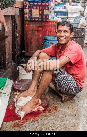 KOLKATA, INDIA - 31 OTTOBRE 2016: Macellaio al nuovo mercato di Kolkata, India Foto Stock