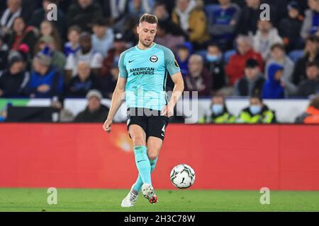 Leicester, Regno Unito. 27 ottobre 2021. Adam Webster #4 di Brighton & Hove Albion passa la palla a Leicester, Regno Unito il 10/27/2021. (Foto di Mark Cosgrove/News Images/Sipa USA) Credit: Sipa USA/Alamy Live News Foto Stock