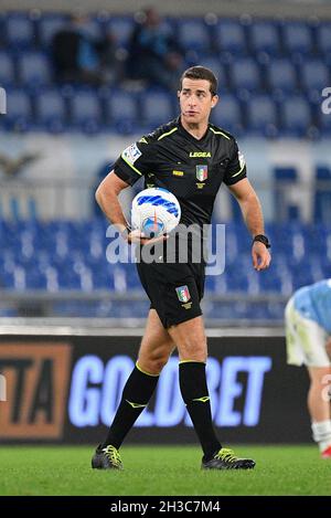 Roma, Italia. 27 ottobre 2021. Giovanni Ayroldi arbitro durante il Campionato Italiano di Calcio a 2021/2022 tra SS Lazio e ACF Fiorentina allo Stadio Olimpico di Roma il 27 ottobre 2021. Credit: Independent Photo Agency/Alamy Live News Foto Stock