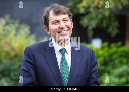 Westminster, Londra, Regno Unito. 27 ottobre 2021. John Glen, deputato del Partito conservatore, Segretario economico al Tesoro, è intervistato al College Green il giorno del bilancio, dopo il discorso del Cancelliere in Parlamento. Credit: Imagplotter/Alamy Live News Foto Stock