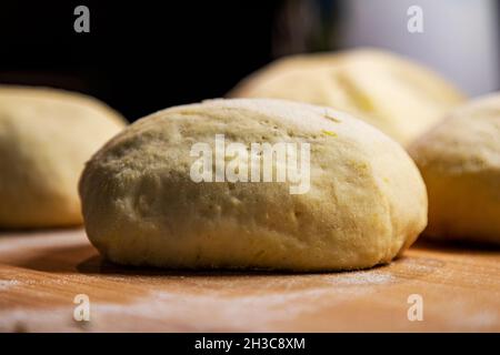 Pasta di lievito Scone gnocchi riposante e pronta per friggere, cuocere, cuocere Foto Stock