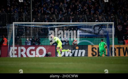 Bochum, Germania. 27 ottobre 2021. Calcio: Coppa DFB, VfL Bochum - FC Augsburg, 2° turno, Vonovia Ruhrstadion. Il portiere di Bochum Manuel Riemann (l) celebra dopo il suo obiettivo nella punizione sparatoria contro il portiere di Augusta Rafal Gikiewicz. Bochum ha vinto 5:4. Credit: Fabian Strauch/dpa - NOTA IMPORTANTE: In conformità con le norme del DFL Deutsche Fußball Liga e/o del DFB Deutscher Fußball-Bund, è vietato utilizzare o utilizzare fotografie scattate nello stadio e/o del match sotto forma di immagini di sequenza e/o serie di foto video-simili./dpa/Alamy Live News Foto Stock