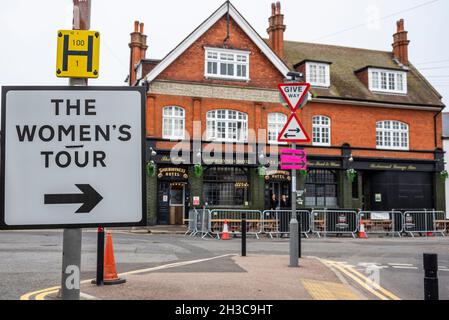 La gara ciclistica Women's Tour si prepara a Shoeburyness per la quarta tappa dell'evento internazionale. Recinzioni temporanee fuori dal pub Shoeburyness Hotel Foto Stock