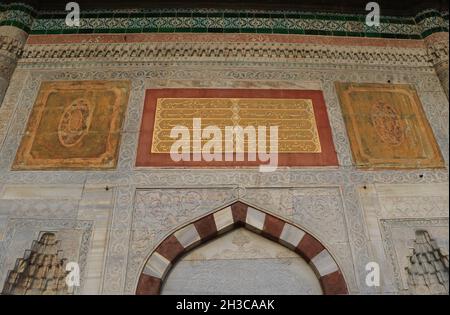 Dettagli artistici e architettonici sul marmo della Fontana di Ahmed III a Istanbul. Foto Stock