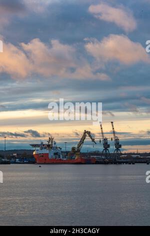 tramonto su marchwood porto militare e gru sul bordo del porto di southampton banchine, uk. dockyard gru, flotta reale navi ausiliarie, esercito. Foto Stock