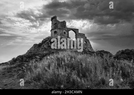 Foto in scala di grigi del castello di Mow Cop sotto un cielo nuvoloso in Inghilterra, nel Regno Unito Foto Stock
