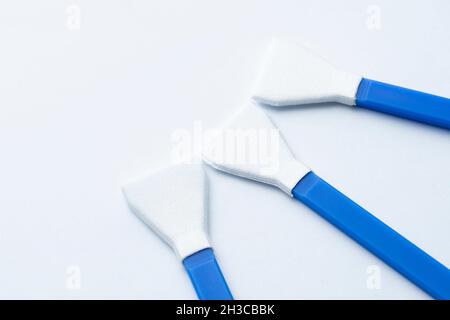Tamponi per la pulizia del sensore su sfondo bianco Foto Stock