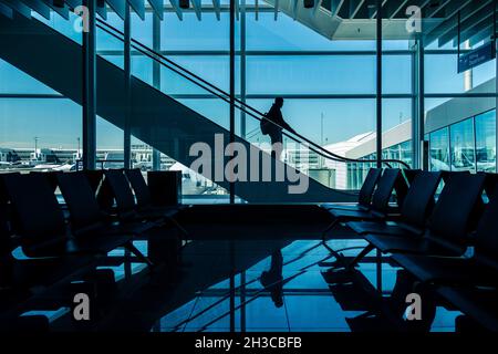 BERLINO, GERMANIA - 13 maggio 2019: Una silhouette di una persona che scende sulla scalinata nell'ormai chiuso aeroporto di Tegel Foto Stock