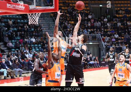 Bologna, Italia. 27 ottobre 2021. Kyle Weems (Segafredo Virtus Bologna) durante la partita del torneo di Eurocup Segafredo Virtus Bologna Vs. Ratiopharm Ulm al Paladozza Sports Palace - Bologna, 27 ottobre 2021 Credit: Independent Photo Agency/Alamy Live News Foto Stock