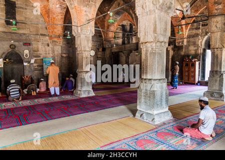 SONA MASJID, BANGLADESH - 11 NOVEMBRE 2016: Interno della moschea di Choto Shona piccola moschea d'oro in Bangladesh Foto Stock