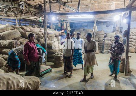 KHULNA, BANGLADESH - 12 NOVEMBRE 2016: Rivenditori locali di patate in un mercato a Khulna, Bangladesh Foto Stock