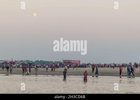 PASUR, BANGLADESH - 13 NOVEMBRE 2016: Spiaggia a Dublar Char (isola di Dublino) dal fiume Pasur, Bangladesh Foto Stock