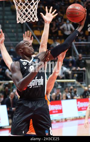 Bologna, Italia. 27 ottobre 2021. Kevin Hervey (Segafredo Virtus Bologna)durante la partita del torneo di Eurocup Segafredo Virtus Bologna Vs. Ratiopharm Ulm al Paladozza Sports Palace - Bologna, 27 ottobre 2021 Credit: Independent Photo Agency/Alamy Live News Foto Stock