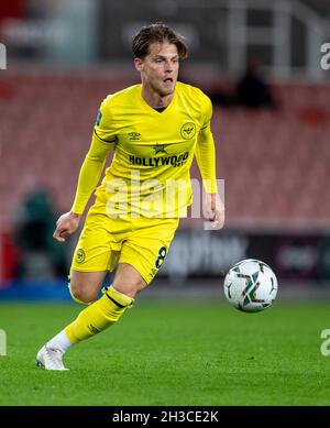 27 ottobre 2021; Bet365 Stadium, Stoke, Staffordshire, Inghilterra; Carabao Cup, Stoke City contro Brentford; Mathias Jensen di Brentford Foto Stock